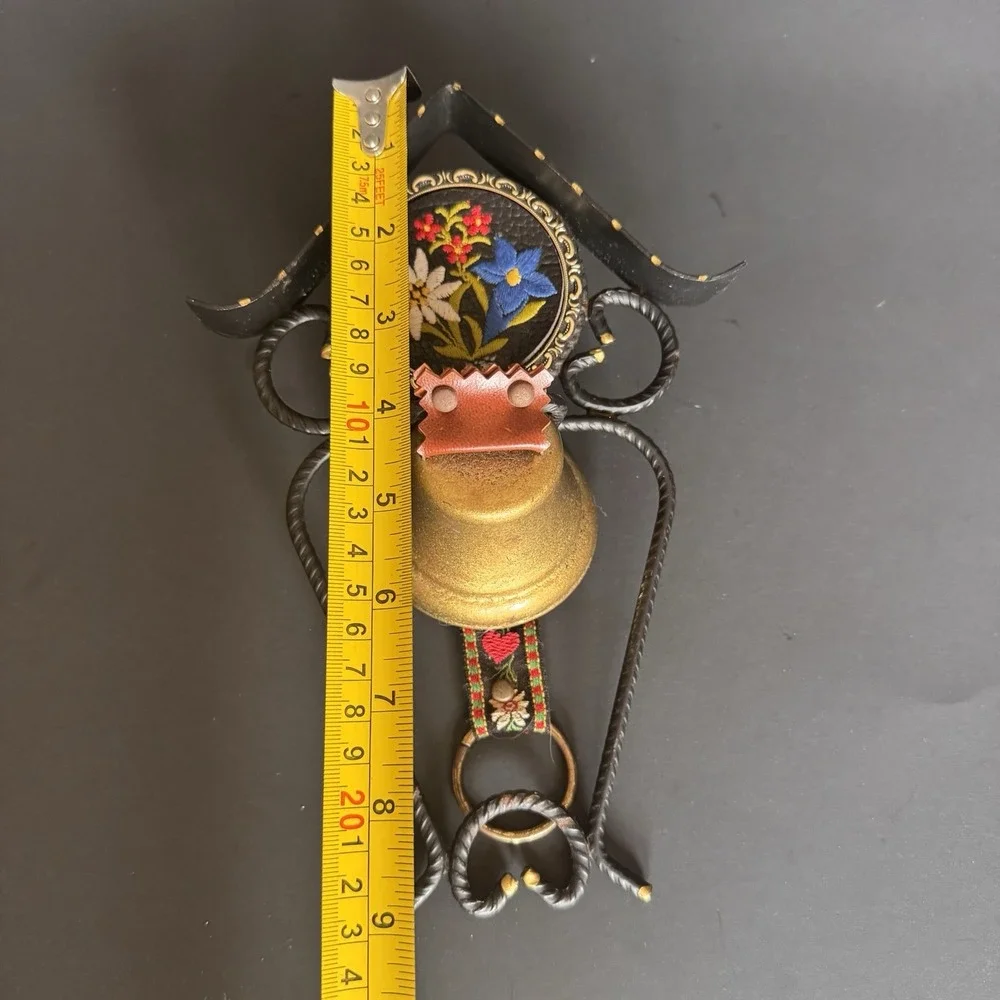 Vintage Swiss Echte Stickerei Brass Dinner Bell W/Embroidered 9